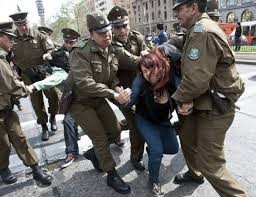 Disturbios dejan decenas de lesionados en conmemoración del Golpe en Chile - ảnh 1