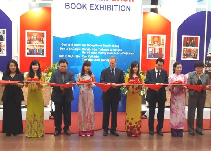 Inauguran exposición de libros sobre lazos Vietnam-Reino Unido - ảnh 1