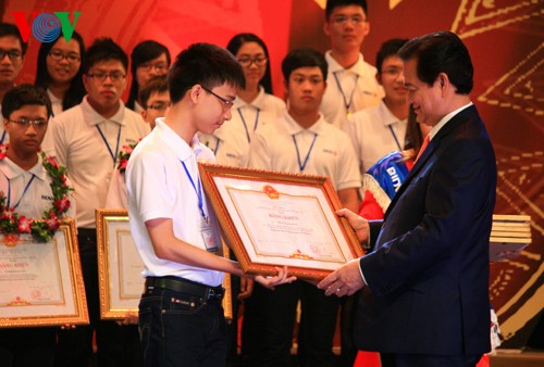Gobernante honra a sobresalientes alumnos vietnamitas  - ảnh 1