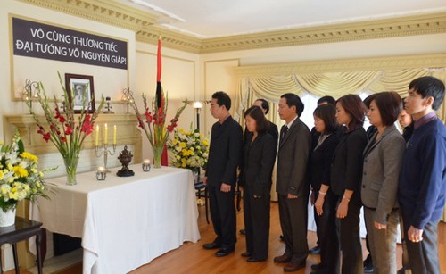 Embajadas vietnamitas en ultramar rinden homenaje al general Vo Nguyen Giap - ảnh 2