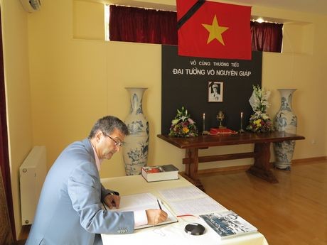 Embajadas vietnamitas en ultramar rinden homenaje al general Vo Nguyen Giap - ảnh 1