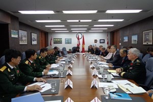 A una mayor cooperación militar entre Vietnam y Canadá  - ảnh 1