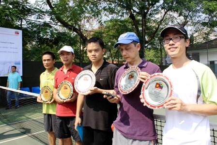 Torneo de tenis aficionado en Hanoi dedicado a Hugo Chávez - ảnh 1