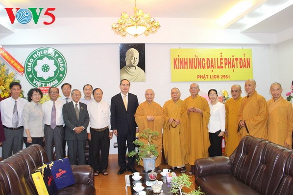 Dirigentes vietnamitas felicitan a monjes y creyentes budistas en ocasión del Vesak 2017 - ảnh 1