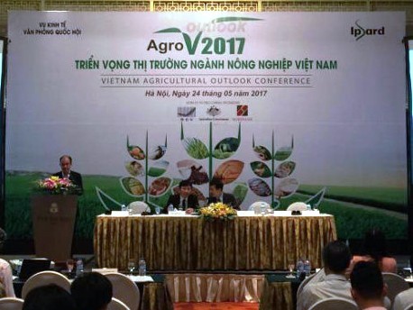 Celebran en Hanoi seminario sobre reestructuración agraria  - ảnh 1