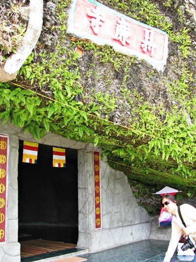 Visitan la pagoda de Hang en la isla de Ly Son - ảnh 2