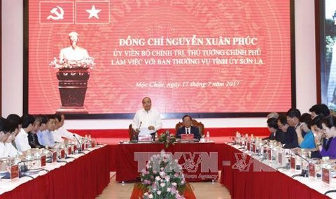 Primer ministro de Vietnam trabaja con dirigentes clave de Son La sobre el desarrollo socioeconómico - ảnh 1