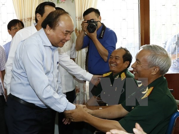 Premier vietnamita reitera dar prioridad a las políticas dedicadas a las personas meritorias - ảnh 1