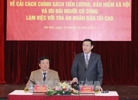 Vicepremier vietnamita trabaja con el Tribunal Popular Supremo en la reforma salarial - ảnh 1