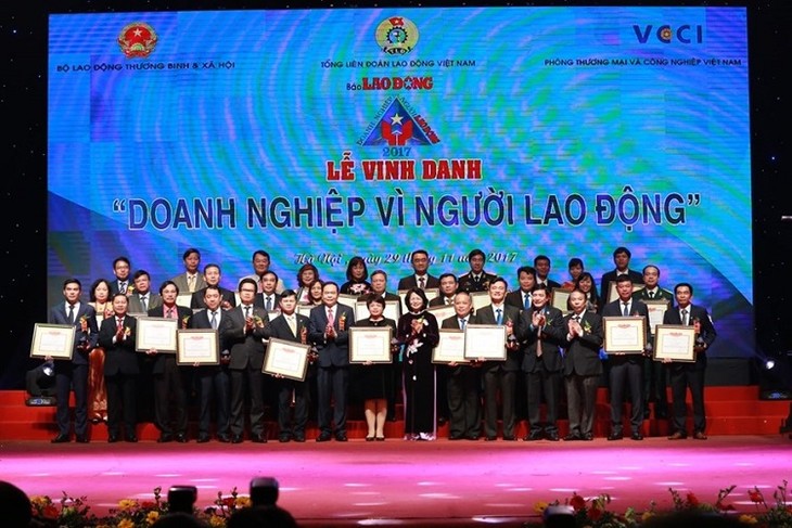 Vietnam honra a las empresas destacadas en la protección de los intereses de los trabajadores  - ảnh 1