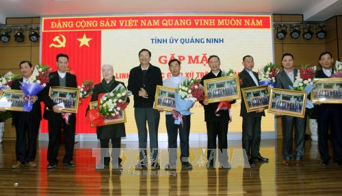 Dirigentes vietnamitas felicitan a la comunidad cristiana en ocasión de la Navidad - ảnh 1