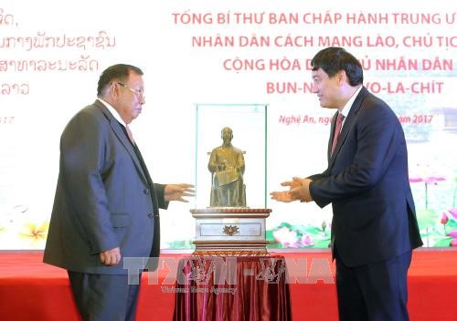 Continúan las actividades del líder laosiano en el marco de su visita a Vietnam  - ảnh 1