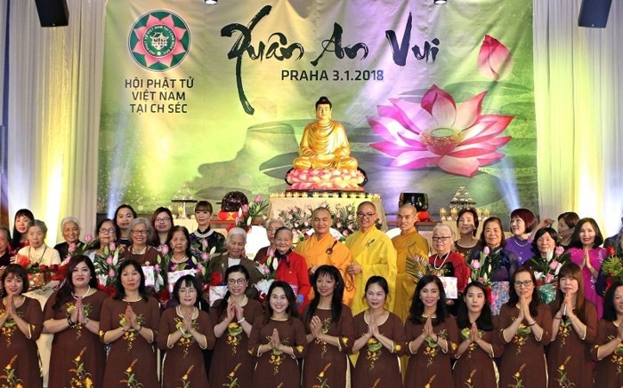   Budistas vietnamitas en la República Checa dan la bienvenida al Año Nuevo - ảnh 1