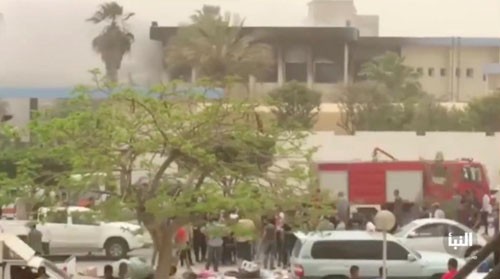 Ataque suicida en sede de la Comisión Electoral de Libia causa muchas bajas - ảnh 1