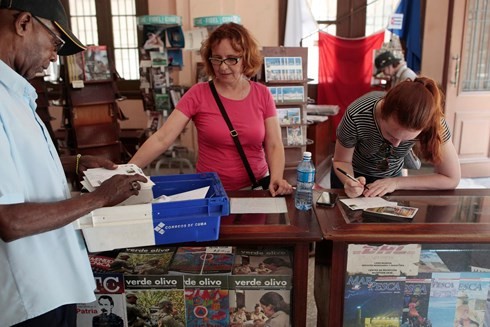 Estados Unidos y Cuba reanudan los servicios postales a través de vuelos directos - ảnh 1