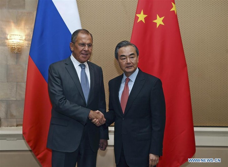 Canciller chino aprecia la visita del presidente ruso a su país  - ảnh 1