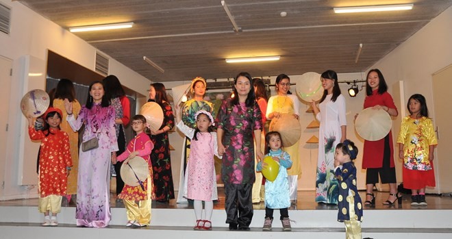 Celebran desfile de Ao Dai en Fiesta de Familia vietnamita en Bélgica  - ảnh 1