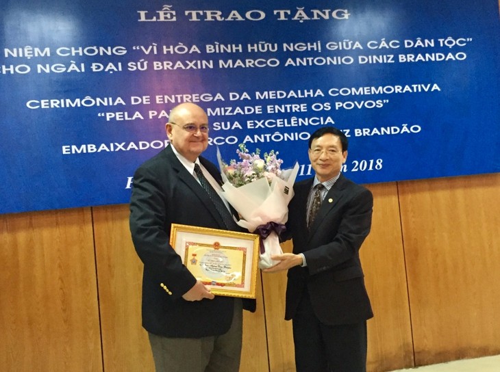 Vietnam entrega la insignia “Por la paz y la amistad entre los pueblos” al embajador de Brasil  - ảnh 1