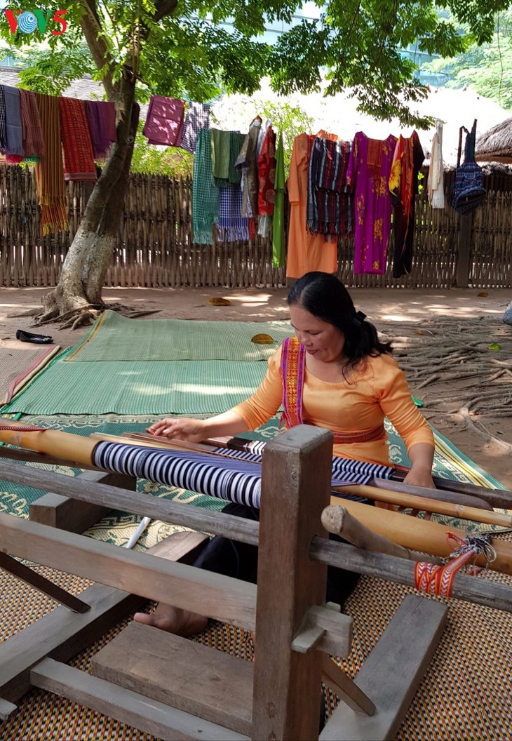 My Nghiep, aldea artesanal que recupera antiguos brocados de la etnia Cham - ảnh 1