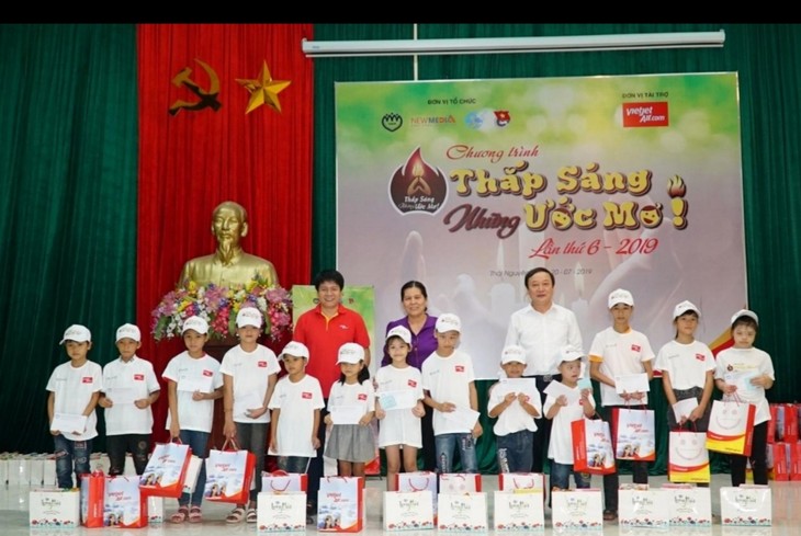 Vietjet apoya a niños pobres en Thai Nguyen  - ảnh 1