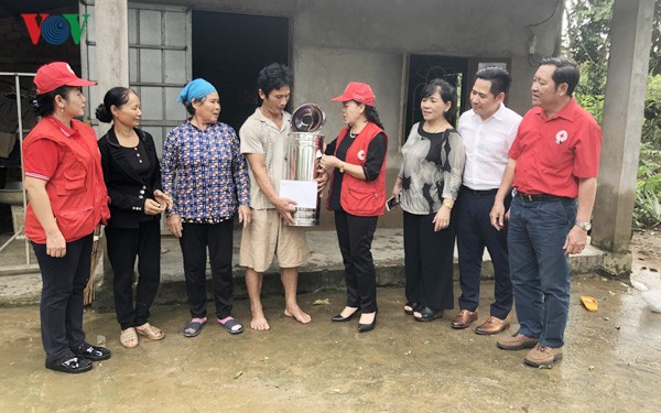 Cruz Roja de Vietnam entrega ayuda humanitaria urgente para provincias afectadas por inundaciones - ảnh 1