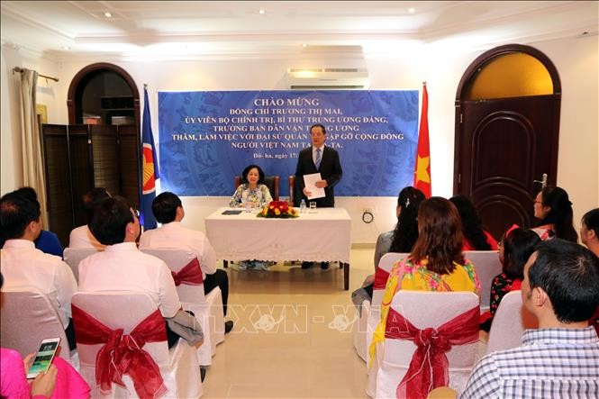 Dirigente partidista de Vietnam se reúne con personal de embajada nacional en Qatar - ảnh 1