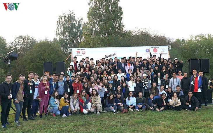 Estudiantes vietnamitas participan en Campamento de Verano en Rusia  - ảnh 1