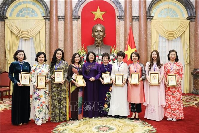 Vicepresidenta de Vietnam recibe a veteranas de guerra y empresarias destacadas de Hanói  - ảnh 1