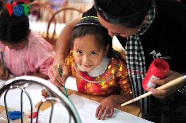 Niños vietnamitas se benefician del arte plástico gracias a proyecto humanitario - ảnh 2