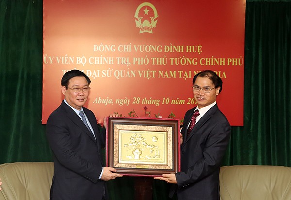 Vicepremier vietnamita se reúne con personal de embajada nacional en Nigeria - ảnh 1