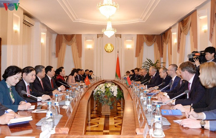 Jefa del Parlamento de Vietnam se reúne con premier bielorruso  - ảnh 1