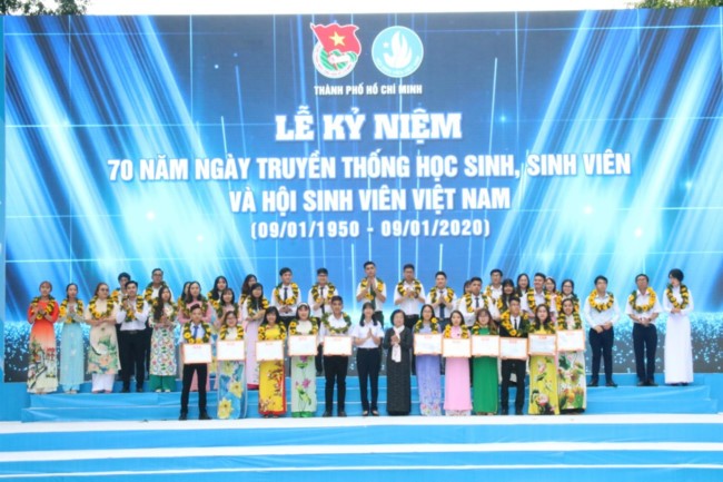 Celebran en Ciudad Ho Chi Minh 70 aniversario del Día Nacional del Estudiante  - ảnh 1