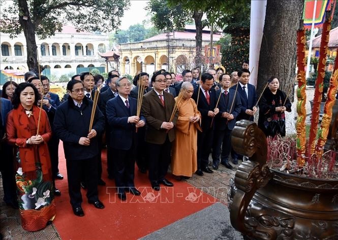 Dirigente partidista ofrece inciensos en la Ciudadela Real de Thang Long  - ảnh 1