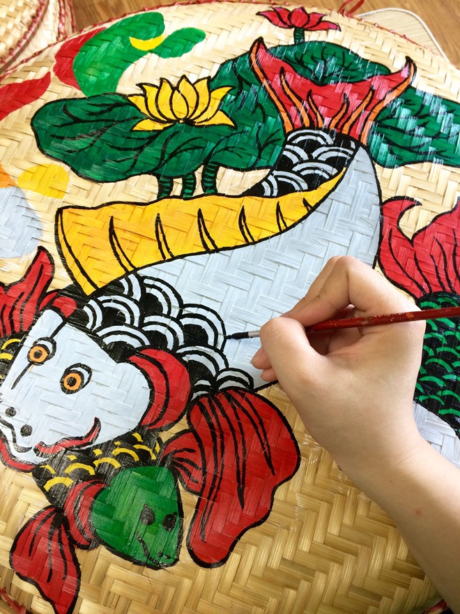 Una joven y su pasión por copiar pinturas populares en bandejas de bambú - ảnh 2