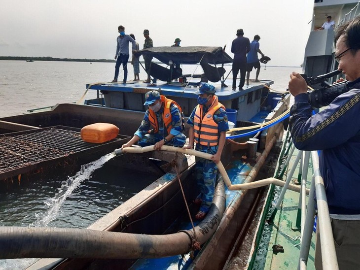 Barco transporta agua en ayuda a pobladores afectados por la sequía y salinización en el sur vietnamita - ảnh 1