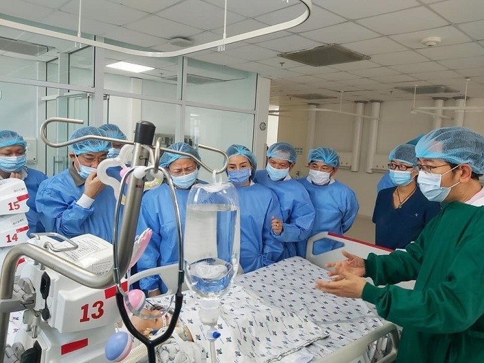 Vicepresidenta vietnamita estimula espíritu a siamesas separadas por cirugía - ảnh 1