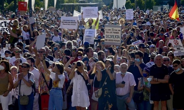 Miles de personas manifiestan en Madrid contra medidas de confinamiento  - ảnh 1