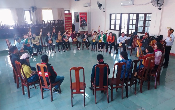 Club del canto “Then” y el laúd “Tinh” nutre la vida espiritual de minorías étnicas en Tay Nguyen - ảnh 1