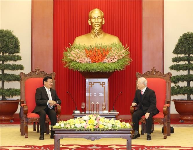 Máximo líder político de Vietnam recibe al primer ministro de Laos - ảnh 1