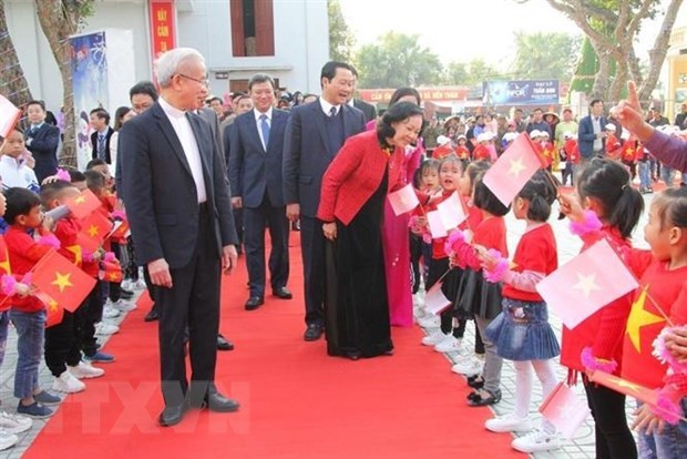 Dirigentes vietnamitas felicitan la Fiesta de Navidad a la comunidad católica de diversas localidades - ảnh 1