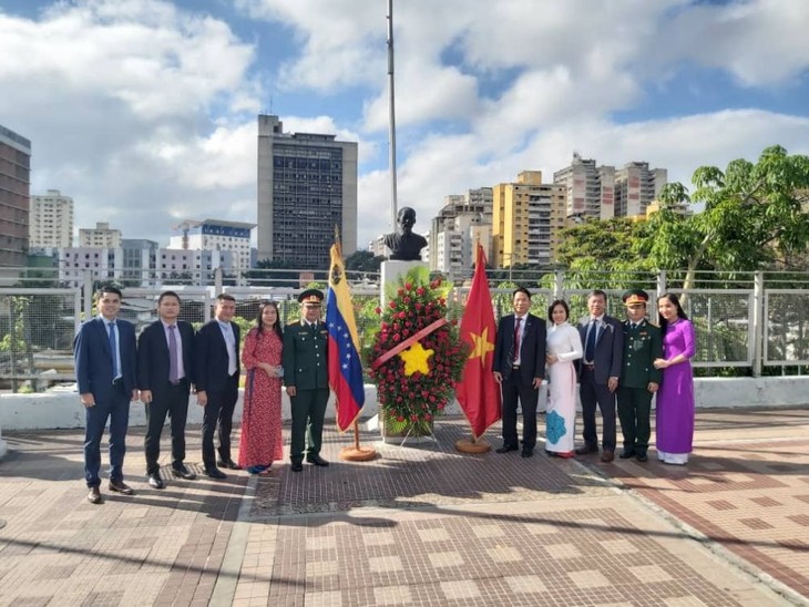 Embajada vietnamita en Venezuela celebra el 76 aniversario de la creación del Ejército Popular de Vietnam  - ảnh 1