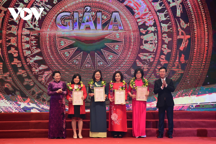 Entregan premios al concurso periodístico en ocasión de los 75 años de las primeras elecciones generales de Vietnam - ảnh 1