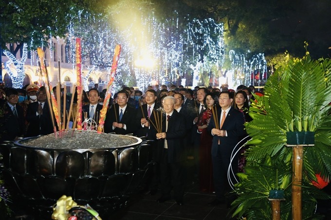  Líder partidista de Vietnam felicita al pueblo de Hanói por Año Nuevo Lunar 2021 - ảnh 2