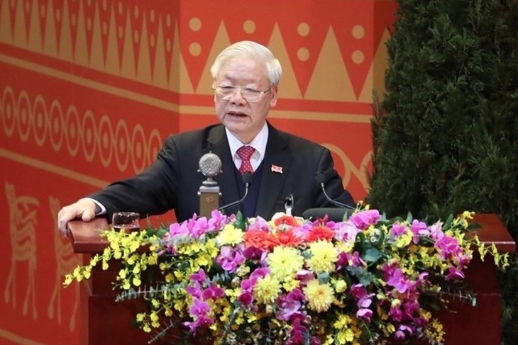 Máximo líder político de Vietnam urge a una mayor determinación para superar dificultades y llevar adelante al país - ảnh 1
