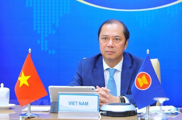Vietnam asiste a reunión de Consulta de Altos Funcionarios entre Asean y China - ảnh 1