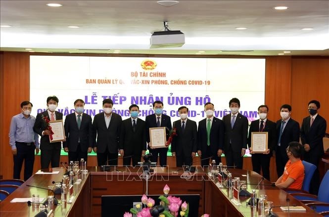 Ministerio de Finanzas de Vietnam recibe donación para el Fondo de Vacunas contra el covid-19 - ảnh 1