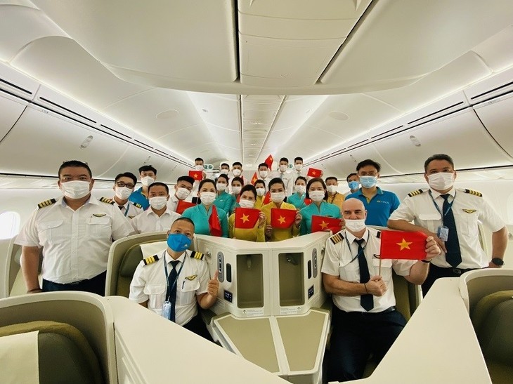  Vietnam Airlines efectúa el primer vuelo directo a Estados Unidos en 2021 para repatriar a compatriotas - ảnh 1