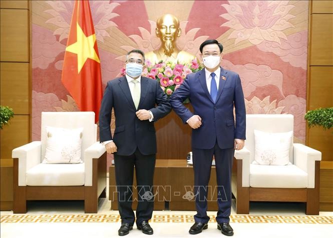 Presidente de la Asamblea Nacional de Vietnam recibe al embajador de Filipinas  - ảnh 1