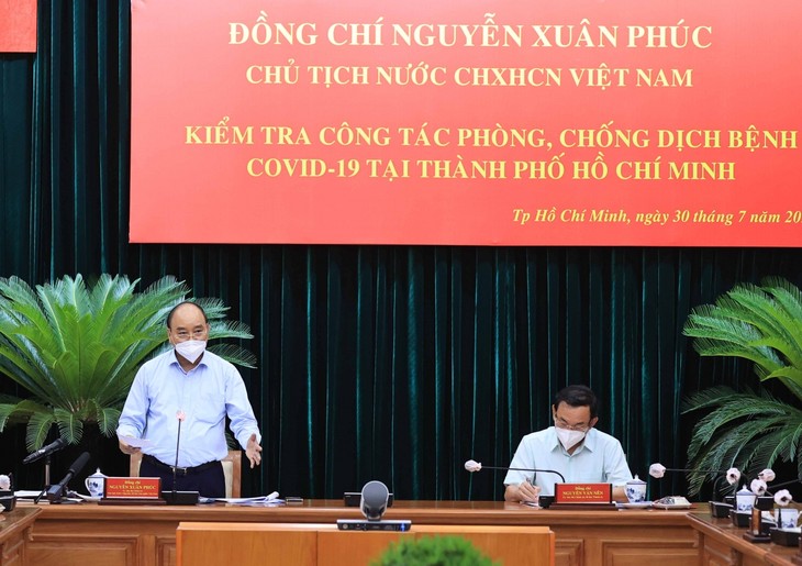 Presidente de Vietnam supervisa trabajo anti pandemia en Ciudad Ho Chi Minh  - ảnh 1