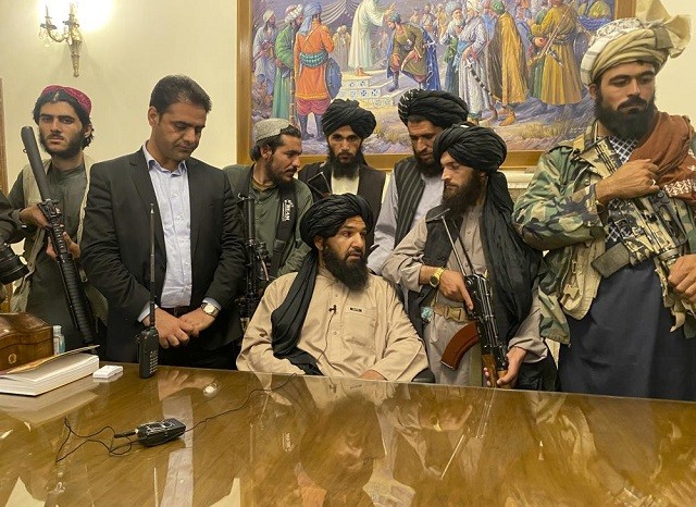 Los talibanes toman el poder en Afganistán 20 años después de su derrocamiento - ảnh 1